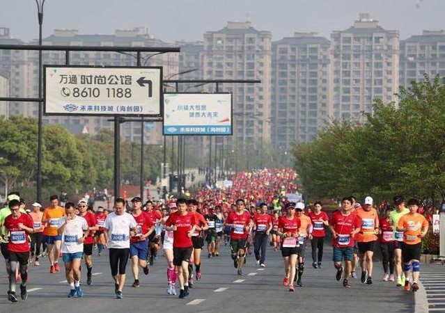 杭州马拉松比赛，部分人中途退场，可一只萨摩耶却跑到了最后！